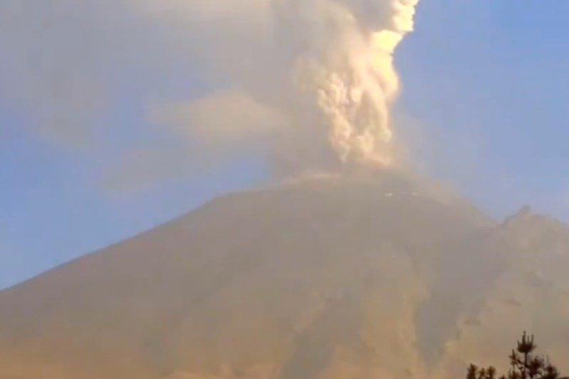 Volcán Popocatépetl presenta emisiones de ceniza y expulsión de