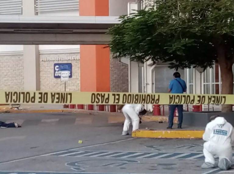 Asesinan a joven en la entrada de un supermercado en Cancún