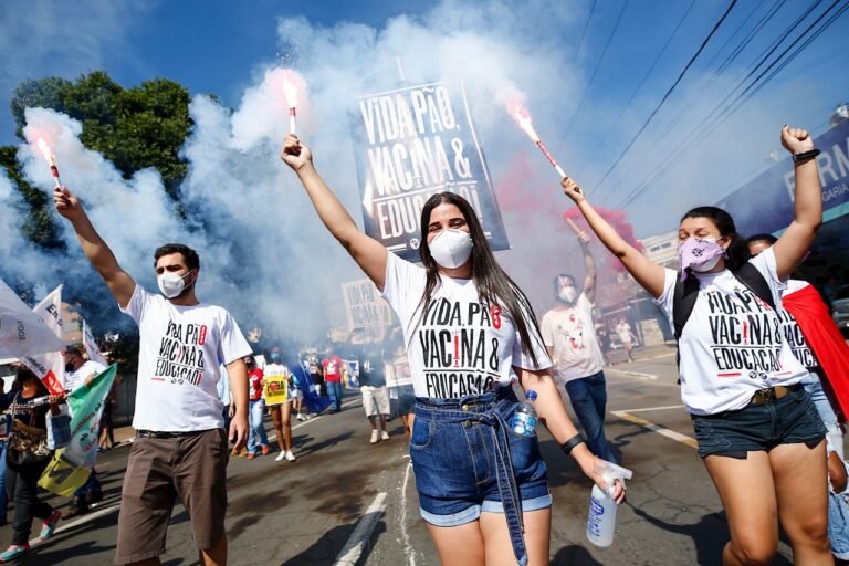 Brasil supera 500 mil muertes por Covid-19 y ciudadanos salen a protestar