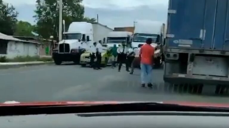 Choferes de tráiler agreden en Veracruz a agentes de Tránsito