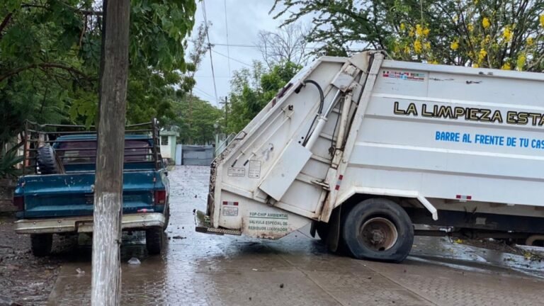 #Fotos Aguililla, Michoacán, cumple tres días sin luz; ciudadanos bloquean cuartel del Ejército