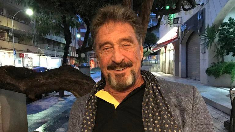 Hallan muerto a John McAfee en prisión luego de que España había autorizado su extradición