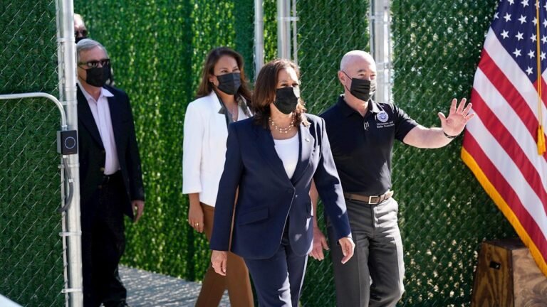 Kamala Harris promete un sistema migratorio ‘humano’ en visita a frontera