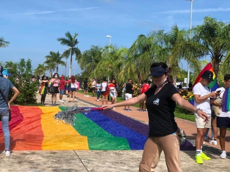 Marchan por el orgullo LGBTQ+ en Cancún