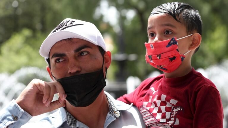 Mexicanos celebran el Día del Padre con ansias de normalidad