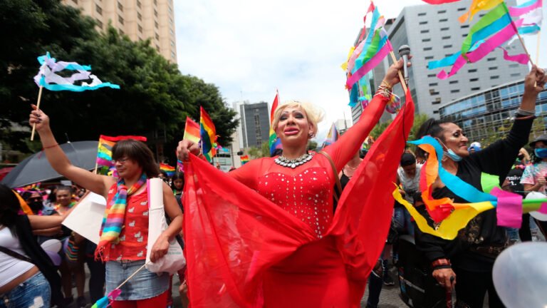 Miles regresan el arcoiris a CDMX en la marcha del Orgullo LGBT+