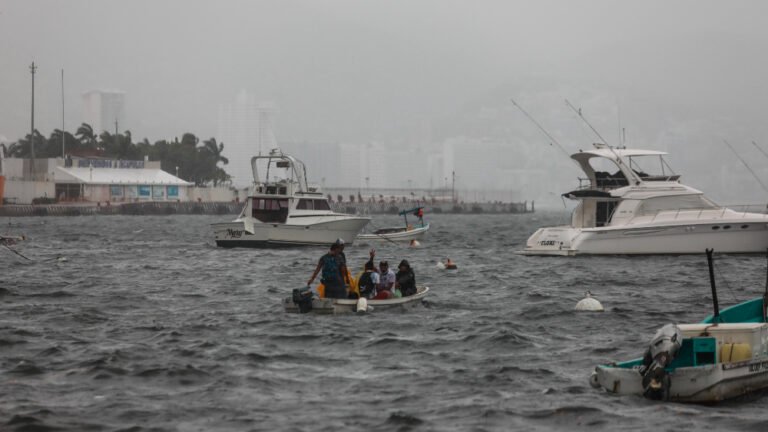 Tormenta Enrique se debilita en su avance a península de Baja California