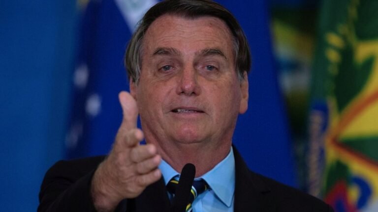 Bolsonaro niega corrupción ante sondeo con apoyo mayoritario a su destitución