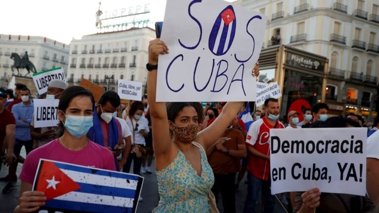 Cuba culpa al bloqueo de EU por las protestas; Biden pide escuchar al pueblo