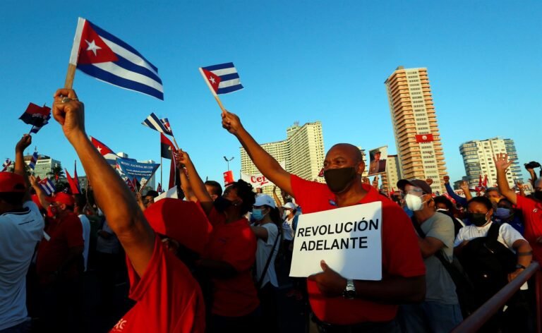 Desafían cubanos al COVID-19 y salen a calles a respaldar la revolución