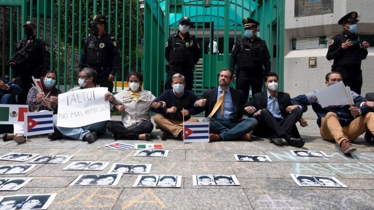 Funcionarios de la Embajada de Cuba en México se enfrentan a manifestantes