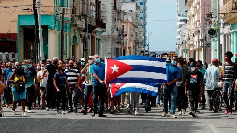 La Casa Blanca estudiará el envío de remesas a Cuba