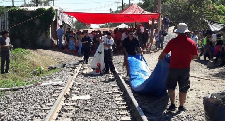 Maestros liberan vía del tren en Michoacán, confirma KCSM