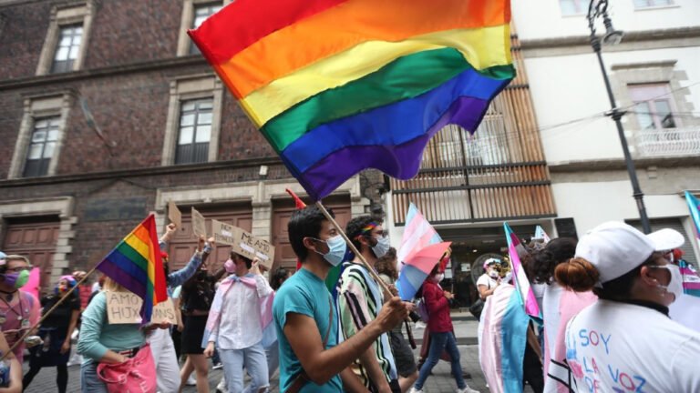 Marchan por los derechos de la comunidad LGBT en Ciudad de México