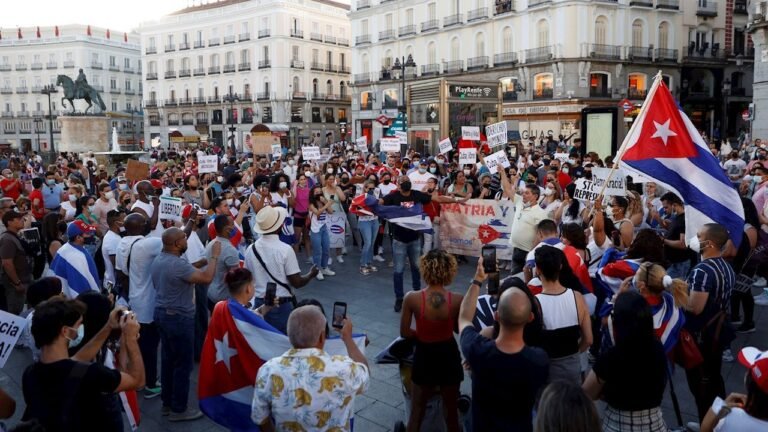 Redes sociales y plataformas de mensajería sufren cortes en Cuba