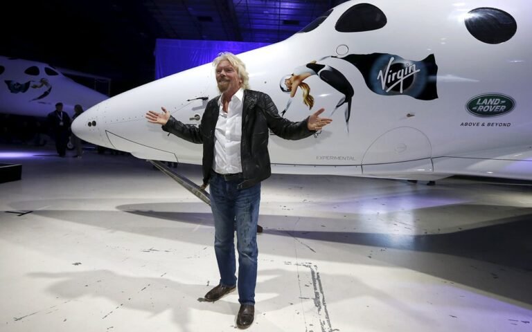 Richard Branson vuela a bordo de un avión de Virgin Galactic hacia el espacio