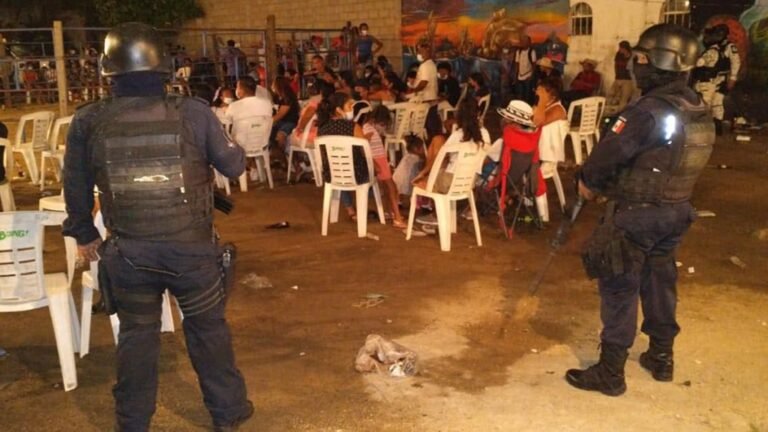 #Video Desalojan a más de 500 personas de jaripeo en Puerto Marqués, Guerrero