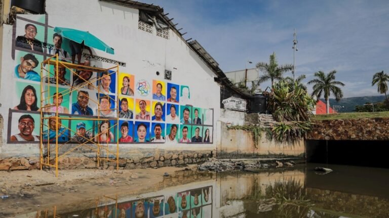 Con mural, pintan rostros de desaparecidos en playa de Acapulco