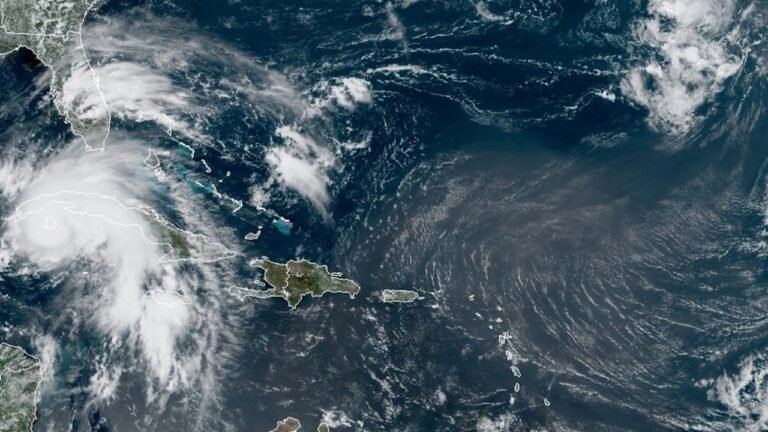 El huracán Ida toca tierra en EU con vientos de 240 km/h