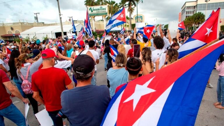 Protestas callejeras podrían presionar a Cuba para acelerar reformas económicas