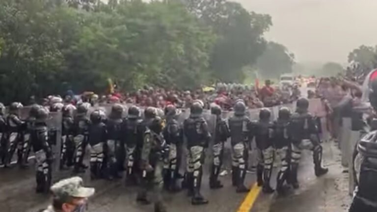 #Video Caravana migrante parte desde Tapachula rumbo a EE.UU; se enfrentan con Guardia Nacional