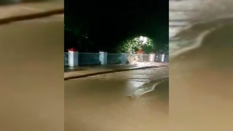 #Video Se desborda río Cuale en Puerto Vallarta por ‘Nora’; “Ya valió Bertha”, advierte habitante