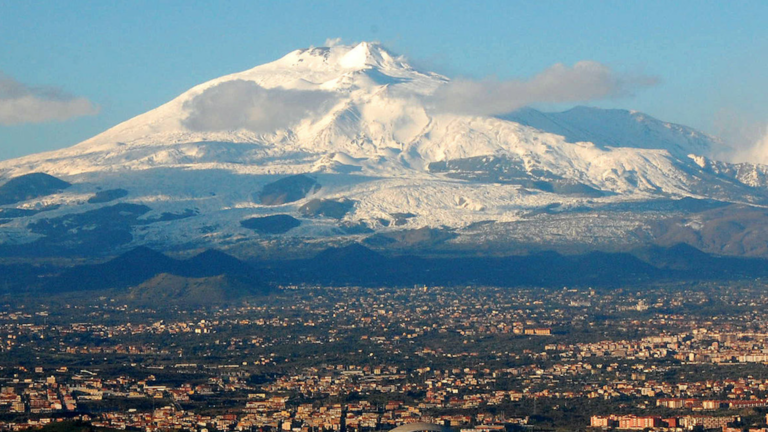 Volcán Etna revela crecimiento acelerado de 30 metros en 6 meses