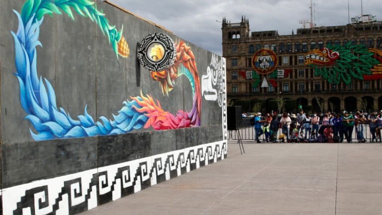 Zócalo de Ciudad de México se convierte en una pista del juego de pelota