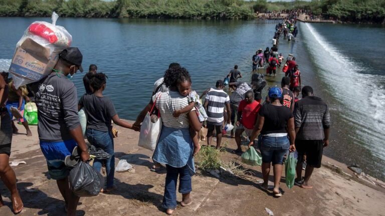 Cierran campamento migrante en EU; haitianos enfrentan futuro incierto