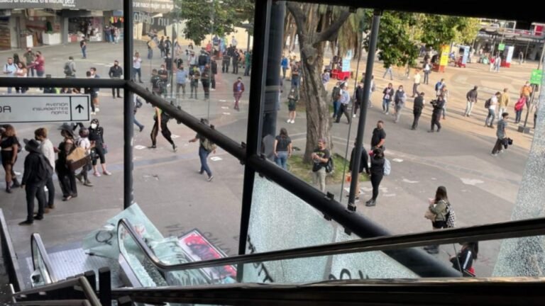 Colectivos marchan sobre Insurgentes; encapuchados provocan destrozos