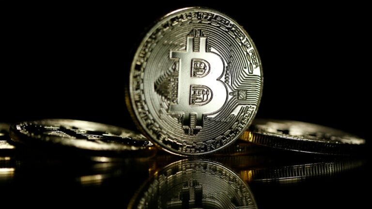 El Salvador compra sus primeros bitcoins, salta precio de criptomoneda