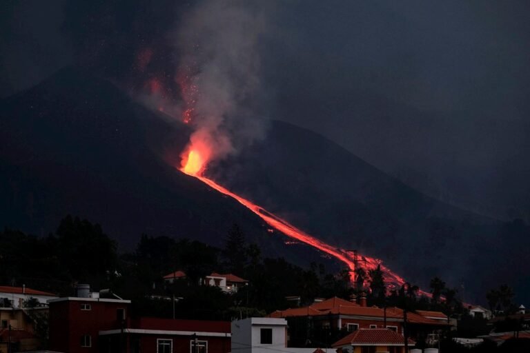 El volcán de La Palma vuelve a rugir mientras la lava se acerca al mar