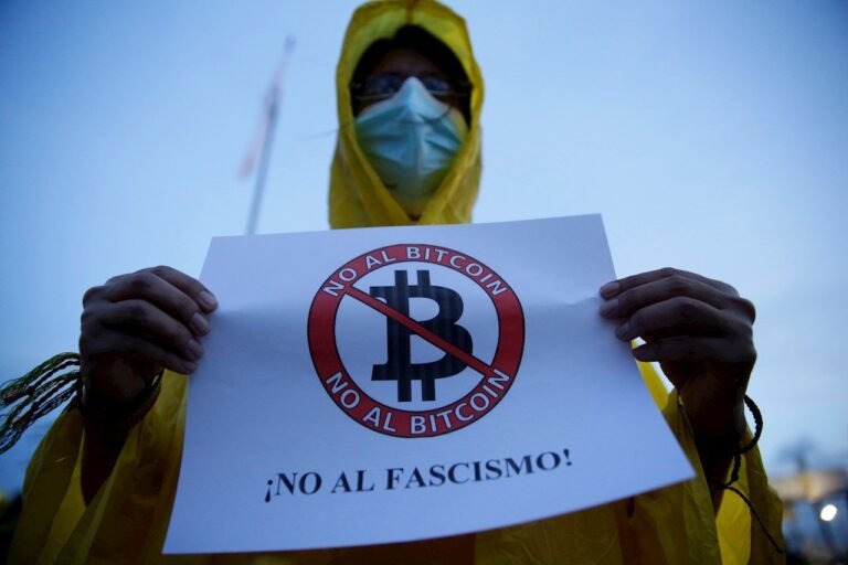 Jóvenes protestan contra el bitcoin en El Salvador y denuncian persecución