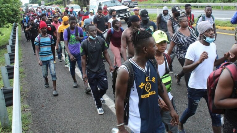 Migrantes haitianos enfrentan con palos en Chiapas a agentes de INM y Guardia Nacional