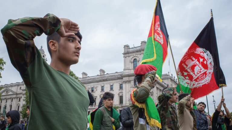 Talibanes prohíben manifestaciones de apoyo a la bandera tricolor afgana