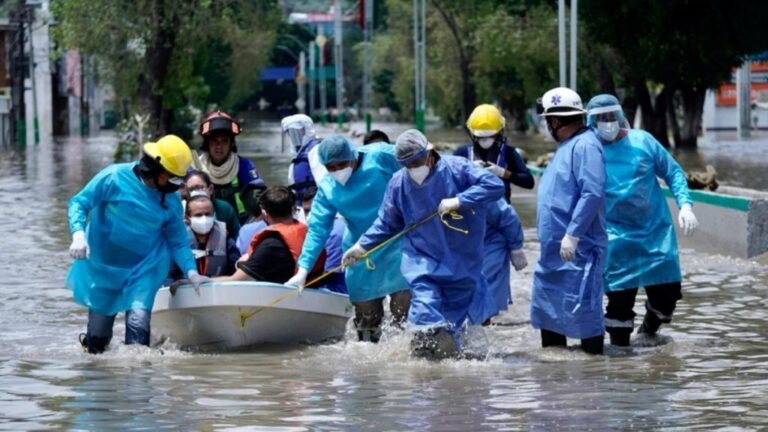 Trasladan a pacientes de hospital del IMSS inundado en Tula a Tizayuca y Tepeji del Río