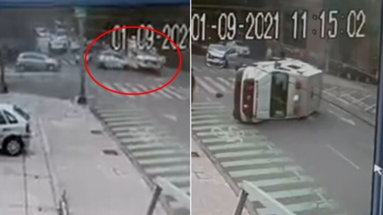 #Video Automóvil choca a ambulancia y provoca su volcadura en la Cuauhtémoc