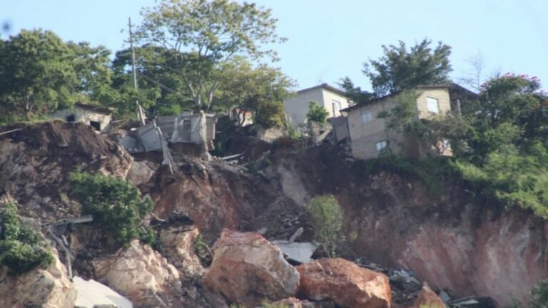 #Video Deslave en cerro provoca desalojo de viviendas en Jiutepec