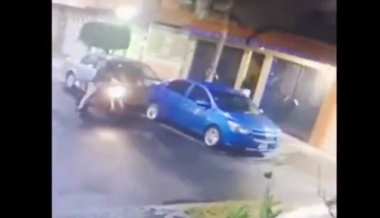 #Video Pareja corre a su casa para evitar ser asaltada en Iztapalapa