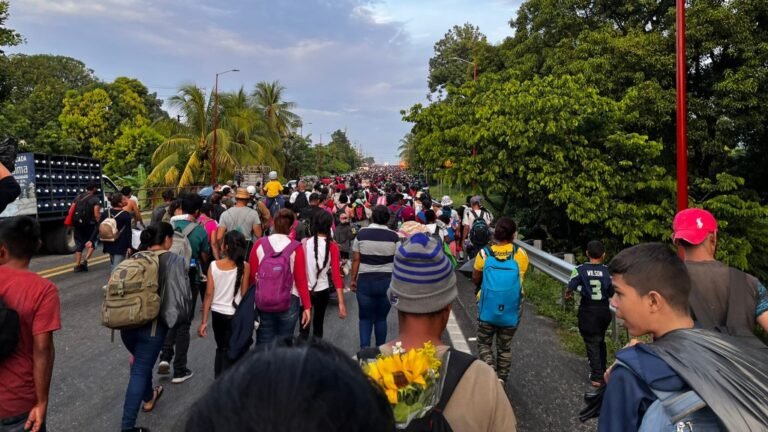 Caravana migrante reanuda camino con rumbo a la Ciudad de México