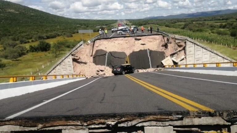 Colapsa puente vehicular en la vía Cerritos-Tula, en San Luis Potosí