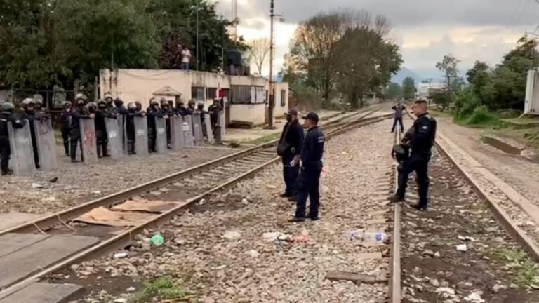 Desalojan a maestros de la vía del tren en Michoacán