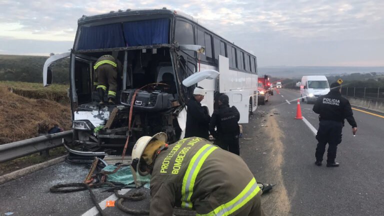 Accidente en autopista de Jalisco deja 30 personas lesionadas