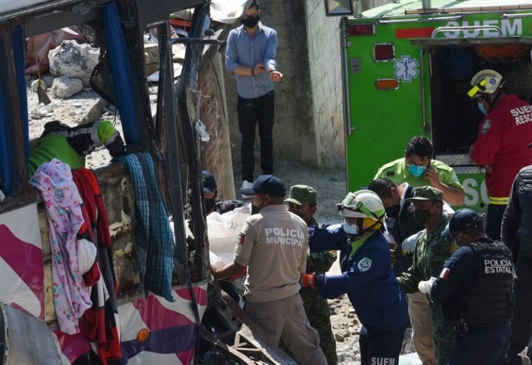 Aumenta a 21 el número de muertos por accidente de autobús en el Edomex