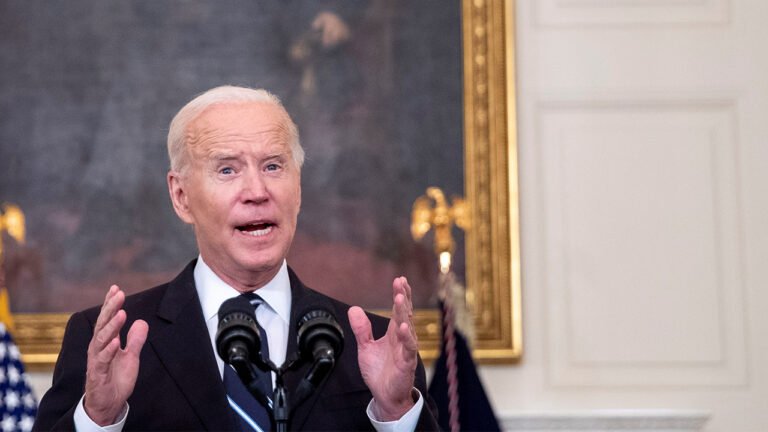 Biden pide investigar si las petroleras están subiendo precios ilegalmente