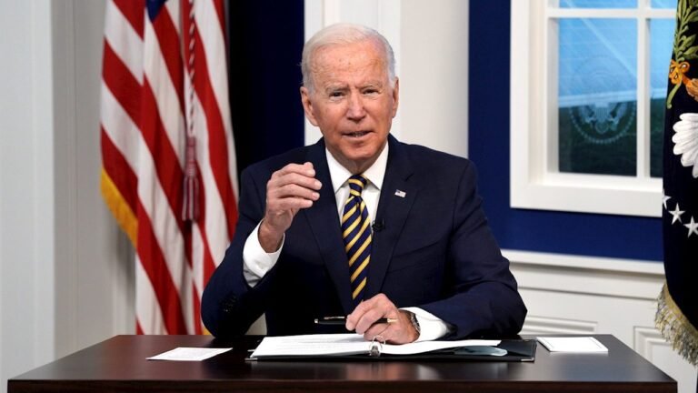 Biden se reunirá con empresarios ante amenaza de nueva variante Ómicron