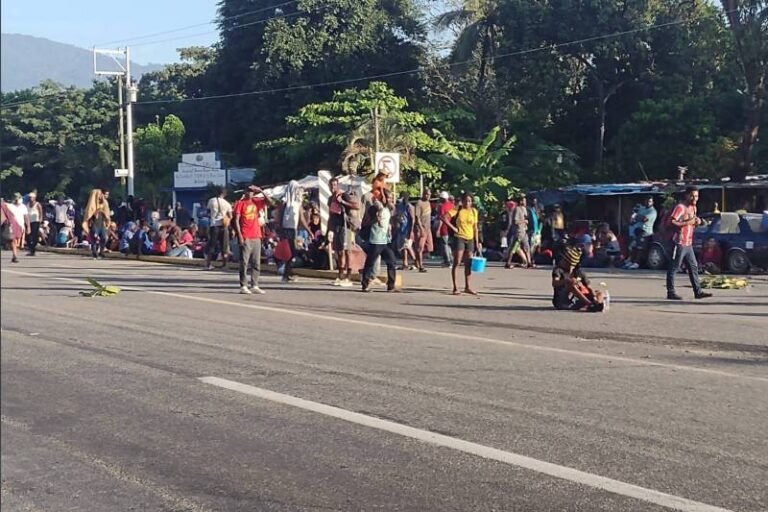 Caravana de migrantes se disuelve al entregarse a autoridades mexicanas