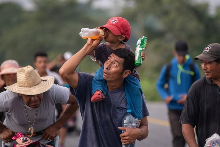 Caravana migrante arriba a Sayula, Veracruz; solo 500 migrantes continúan avance