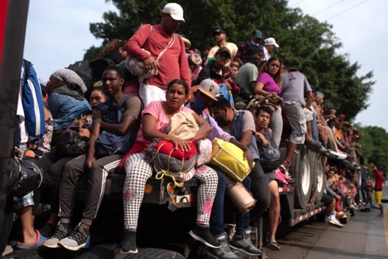 Caravana migrante descansa tras entrar a Veracruz