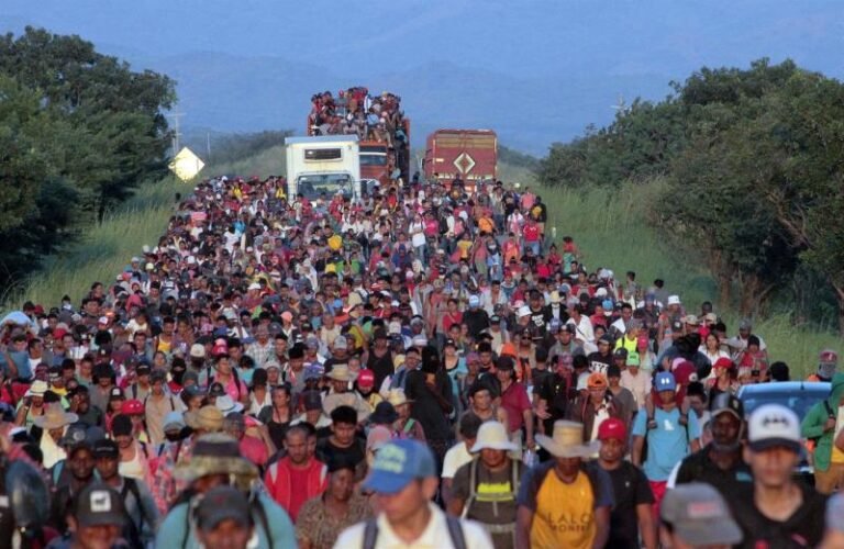 Caravana migrante vuelve a cambiar de rumbo y va hacia Oaxaca